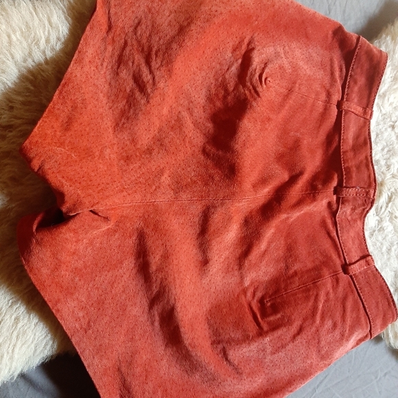 Rust coloured suede shorts - Picture 2 of 4